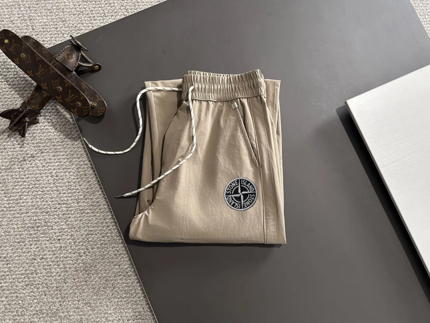 🅿️390 next day shipping Stone Island 2025 spring and summer new elastic band casual pants, thin counter custom fabrics, high breathability and comfort, impeccable details, brand element design concept, reflecting high quality. It feels delicate and soft! It presents a casual cut and the upper body shape is great! Size: M-4XL